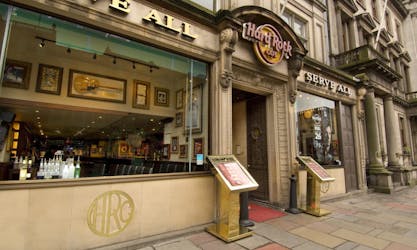 Asientos prioritarios con comida en el Hard Rock Cafe Edimburgo